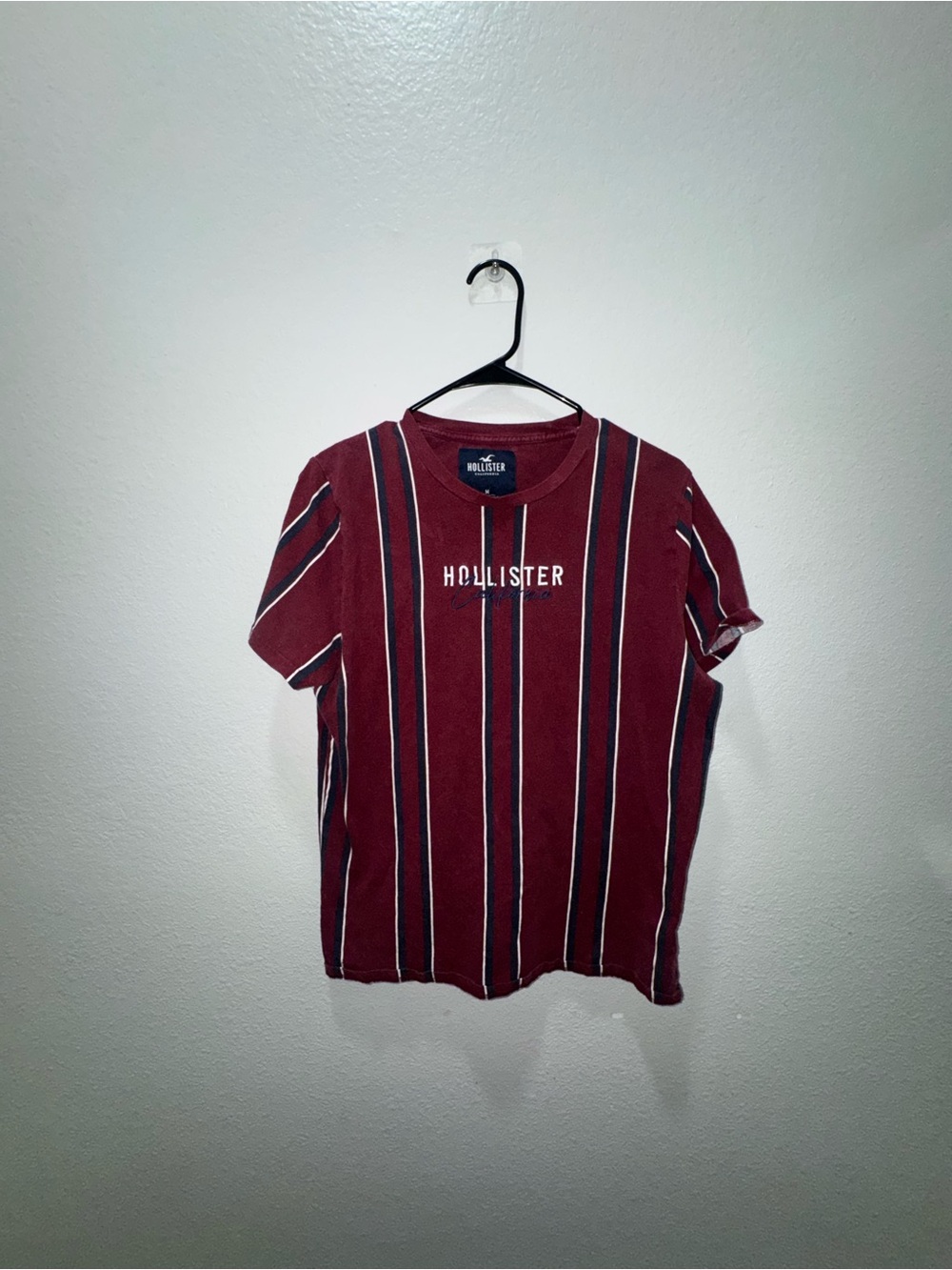 Hollister Men's Burgundy Tee with White & Navy Stripes - Read Description